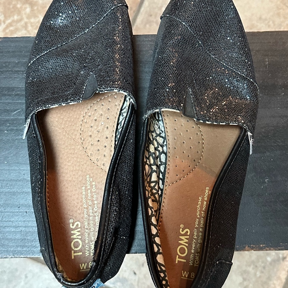 TOMS size 8